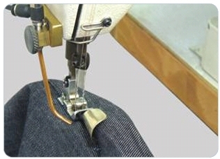 Приспособление UMA-146 для сложения в замок с подгибом обоих краев, боковой шов джинсов