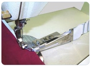 Приспособление UMA-133 для ассиметричного сложения ленты для обтачки пояса брюк