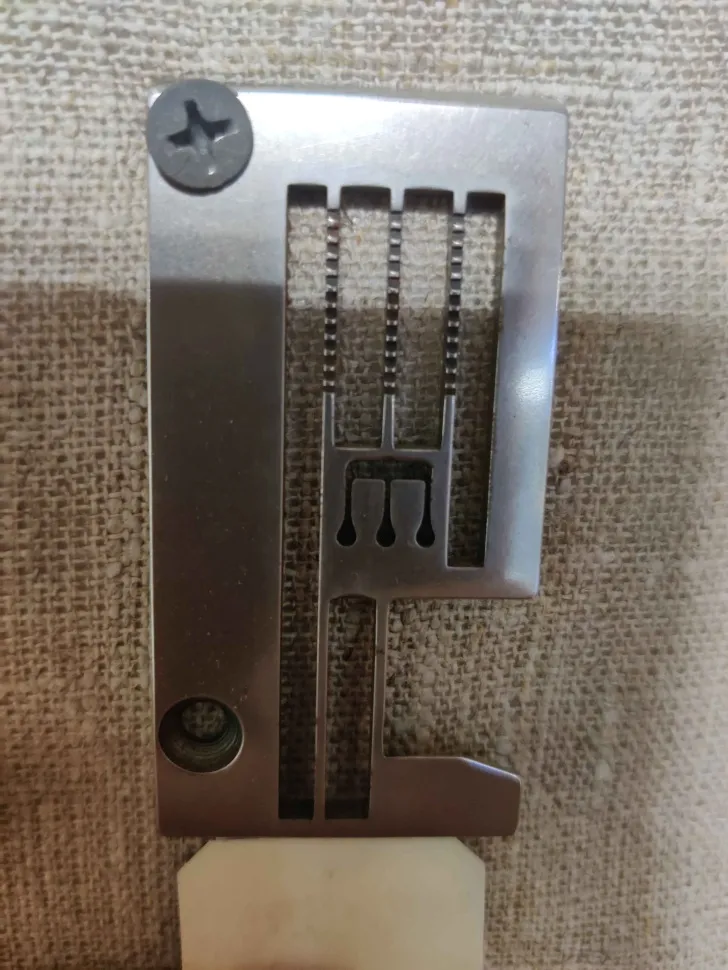 Игольная пластина E0226R для плоскошовных машин, Тайвань