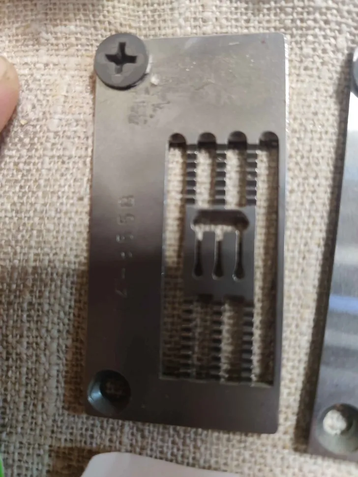 Игольная пластина 14-855B для плоскошовных машин, Тайвань