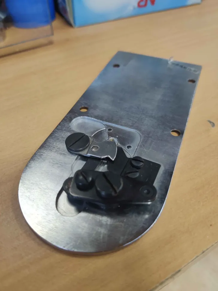 Игольная пластина B2425-980-OOO для закрепочных машин, Тайвань